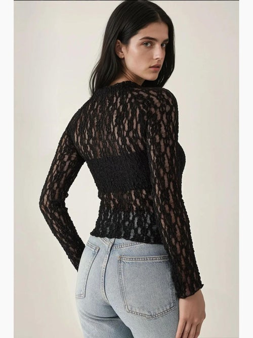 Blusa de renda guipura slim fit com gola redonda hiccup - Kiabi Blusa de renda guipura slim fit com gola redonda hiccup - Kiabi