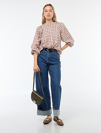 Blusa de xadrez com abertura de botões no colarinho