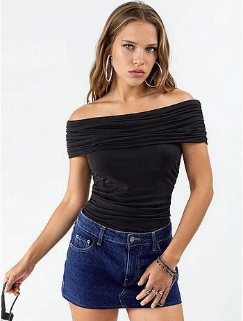 Blusa drapeada com ombros descobertos busem