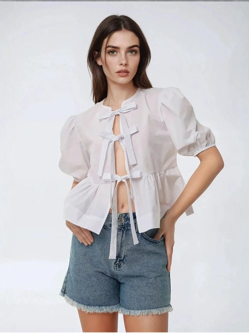 Blusa em algodão com gola redonda e detalhe de laço hiccup - Kiabi Blusa em algodão com gola redonda e detalhe de laço hiccup - Kiabi