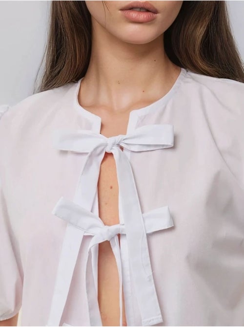 Blusa em algodão com gola redonda e detalhe de laço hiccup - Kiabi Blusa em algodão com gola redonda e detalhe de laço hiccup - Kiabi