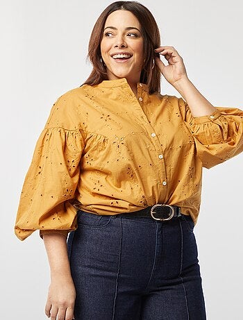 Blusa em bordado inglês