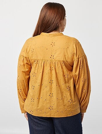 Blusa em bordado inglês