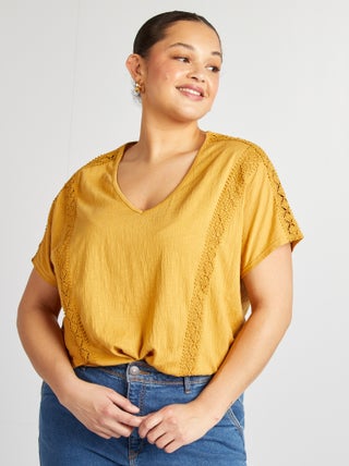 Blusa em crepe com bordados