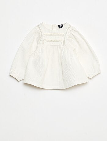 Blusa em dobby com detalhe de renda