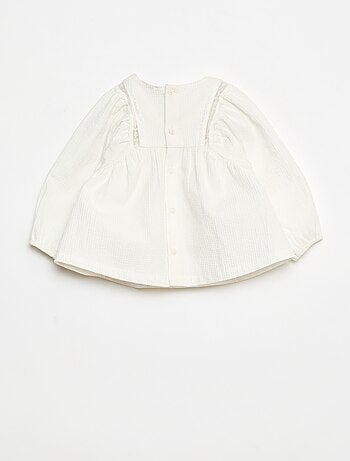 Blusa em dobby com detalhe de renda