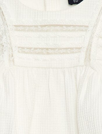 Blusa em dobby com detalhe de renda