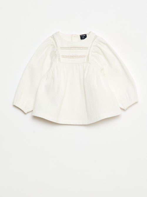 Blusa em dobby com detalhe de renda - Kiabi