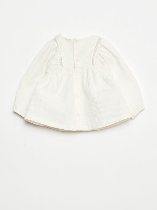 Blusa em dobby com detalhe de renda - Kiabi