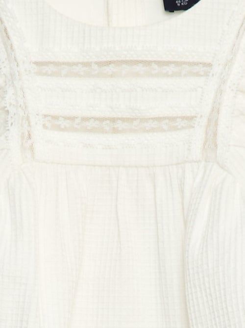 Blusa em dobby com detalhe de renda - Kiabi