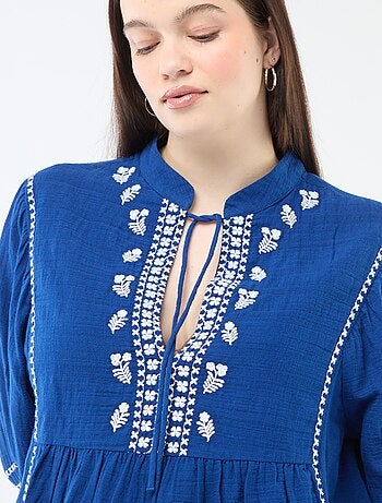 Blusa em gaze de algodão com bordados fantasia e cordões no decote
