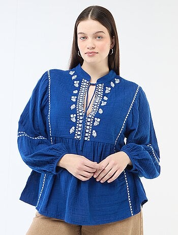 Blusa em gaze de algodão com bordados fantasia e cordões no decote