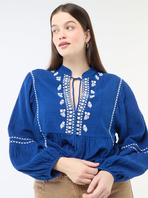 Blusa em gaze de algodão com bordados fantasia e cordões no decote - Kiabi