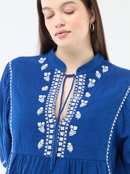 Blusa em gaze de algodão com bordados fantasia e cordões no decote - Kiabi