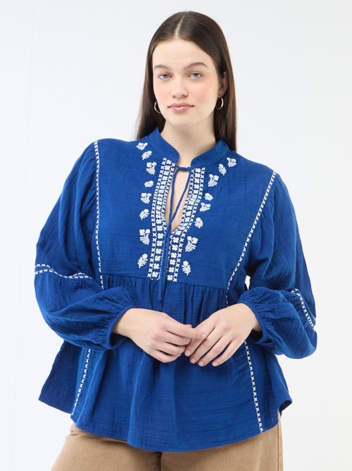 Blusa em gaze de algodão com bordados fantasia e cordões no decote - Kiabi