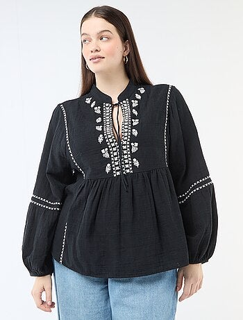 Blusa em gaze de algodão com bordados fantasia e cordões no decote