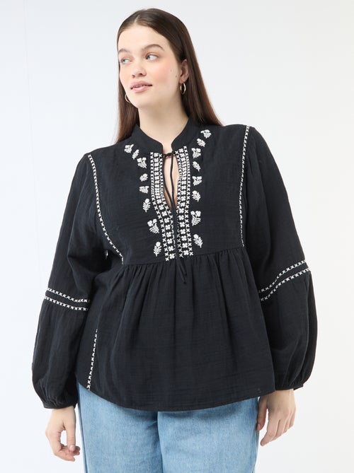 Blusa em gaze de algodão com bordados fantasia e cordões no decote - Kiabi