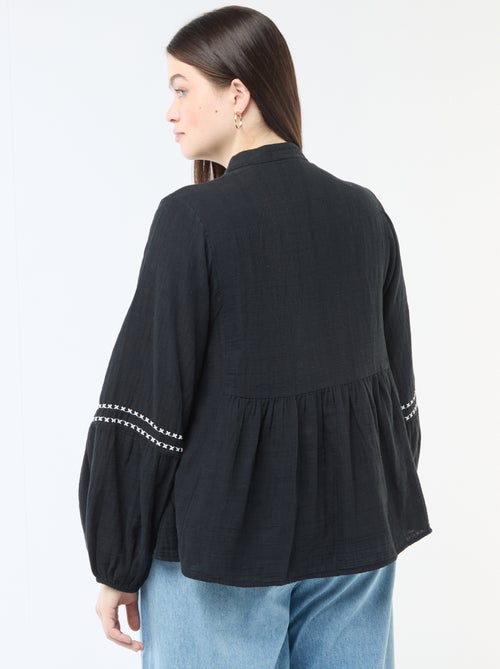 Blusa em gaze de algodão com bordados fantasia e cordões no decote - Kiabi