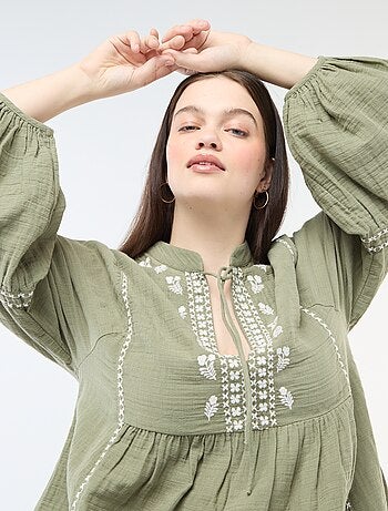 Blusa em gaze de algodão com bordados fantasia e cordões no decote