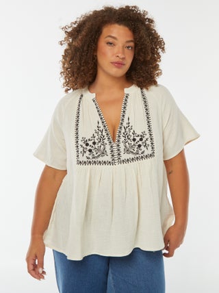 Blusa em gaze de algodão com decote bordado