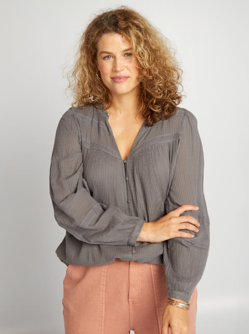 Blusa em malha crepe com aplicação em renda CINZA - Kiabi