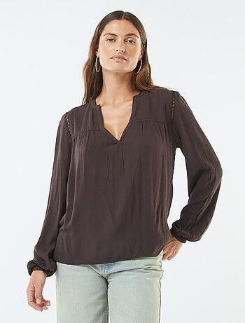 Blusa em malha crepe com bordos ajurados