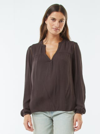 Blusa em malha crepe com bordos ajurados