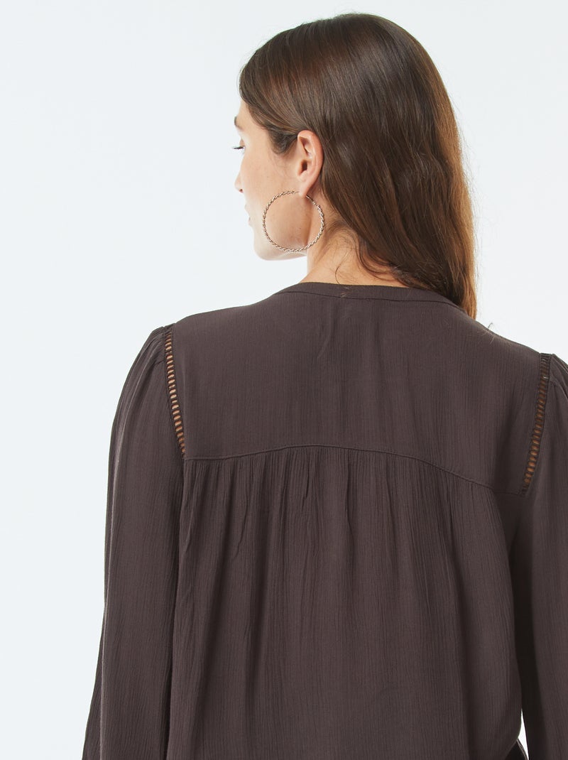 Blusa em malha crepe com bordos ajurados Castanho - Kiabi