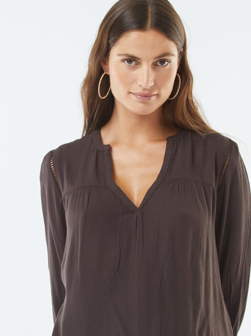 Blusa em malha crepe com bordos ajurados Castanho - Kiabi