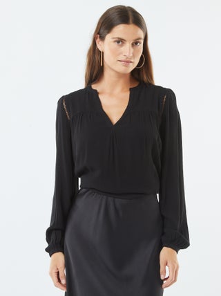 Blusa em malha crepe com bordos ajurados