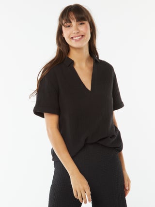 Blusa em malha crepe com gola de polo