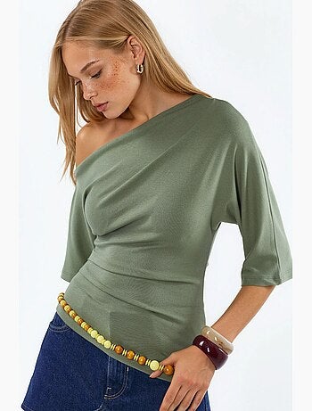 Blusa em malha de manga curta com decote barco para mulher busem