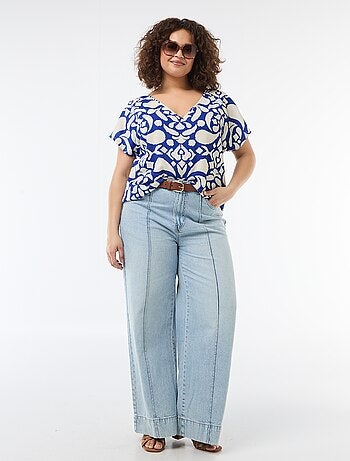 Blusa em material crepe com mangas curtas