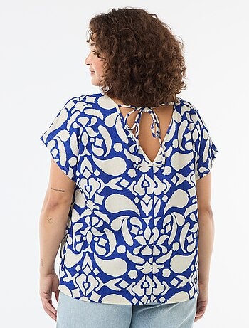 Blusa em material crepe com mangas curtas