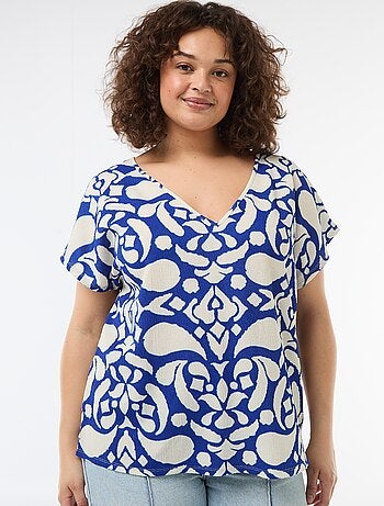Blusa em material crepe com mangas curtas
