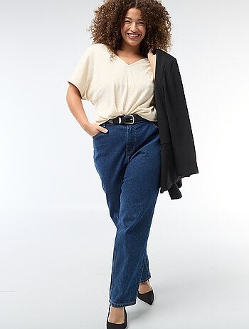 Blusa em material crepe com mangas curtas