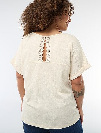 Blusa em material crepe com mangas curtas