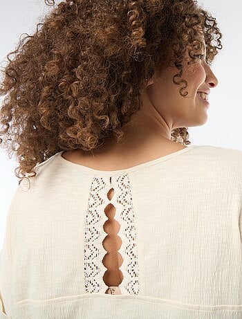 Blusa em material crepe com mangas curtas
