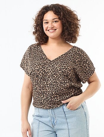 Blusa em material crepe com mangas curtas