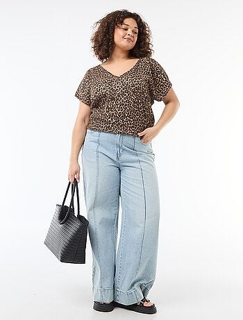 Blusa em material crepe com mangas curtas