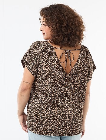 Blusa em material crepe com mangas curtas