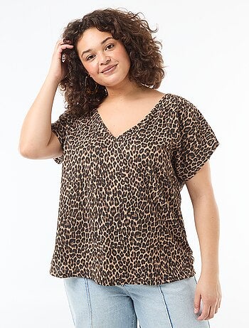 Blusa em material crepe com mangas curtas