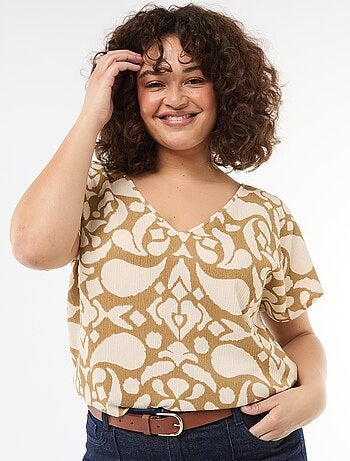 Blusa em material crepe com mangas curtas