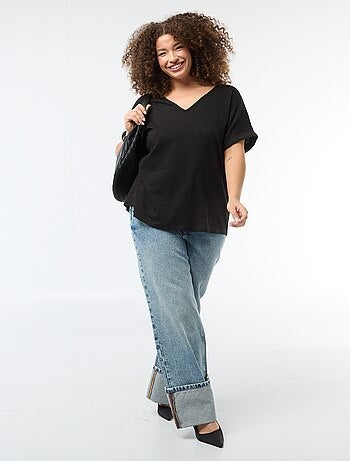 Blusa em material crepe com mangas curtas