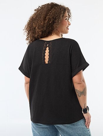 Blusa em material crepe com mangas curtas
