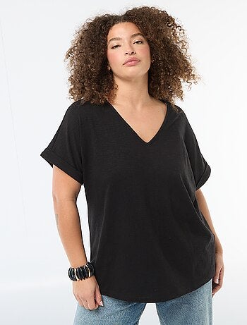 Blusa em material crepe com mangas curtas