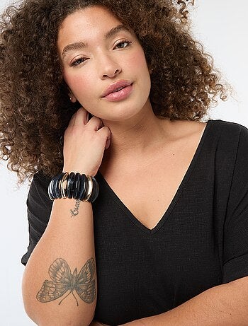 Blusa em material crepe com mangas curtas