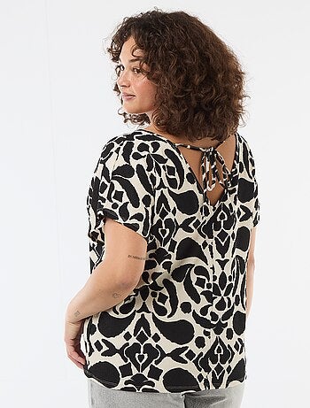 Blusa em material crepe com mangas curtas