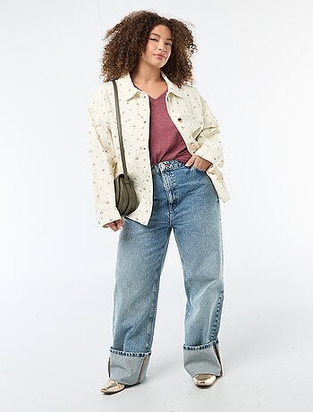 Blusa em material crepe com mangas curtas