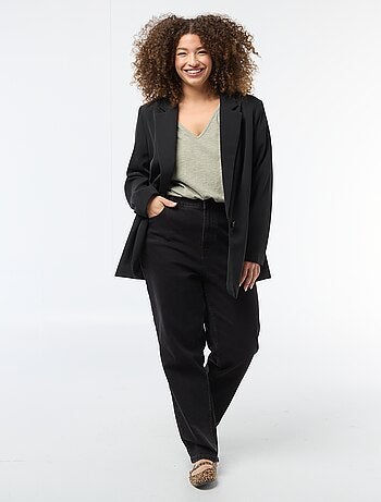 Blusa em material crepe com mangas curtas